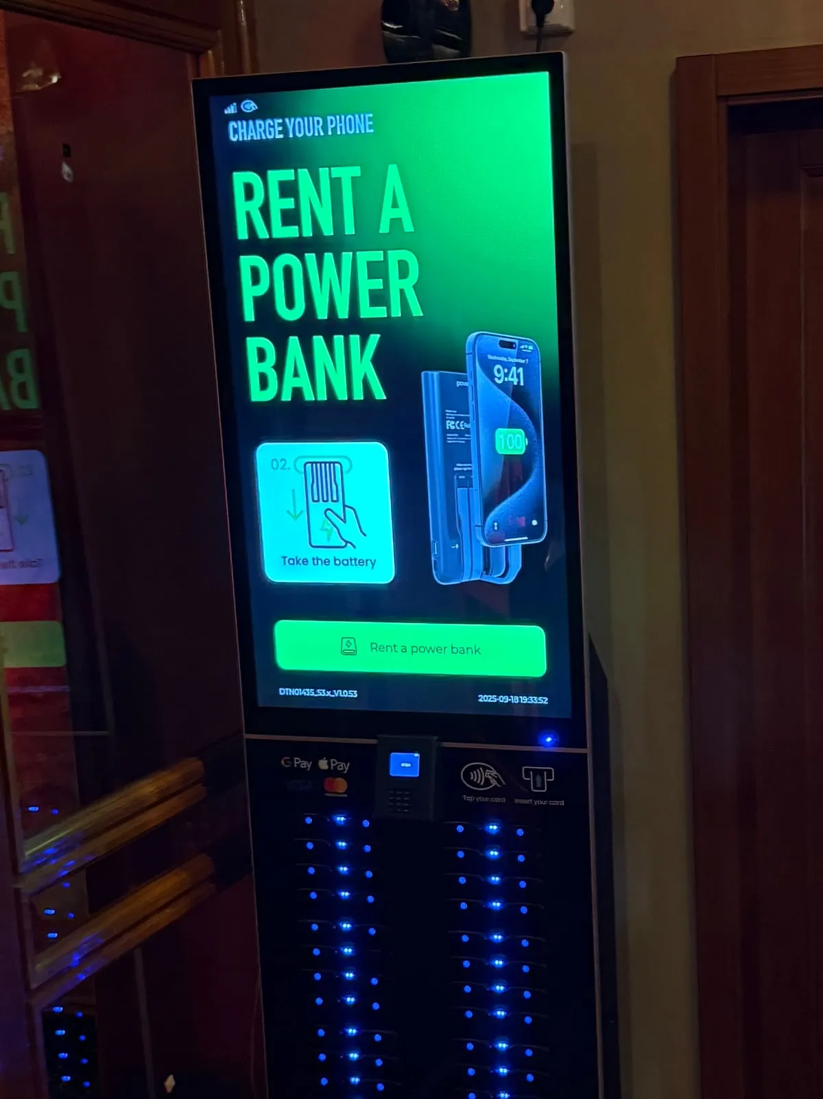Stojanová stanice Recharge s reklamní LCD obrazovkou ve vstupu do podniku