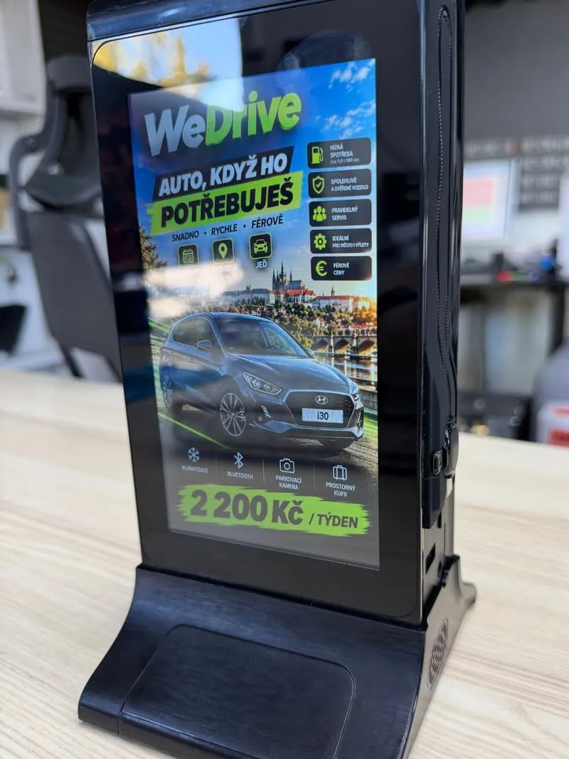 Oboustranný nabíjecí terminál Recharge na stole